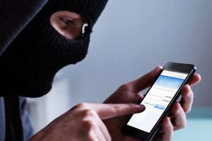 Пенсионерка, пытаясь спасти накопления, отправила мошенникам 1,2 млн рублей