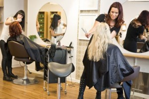 Мошенники представляются владельцами салонов красоты и разводят россиянок на деньги