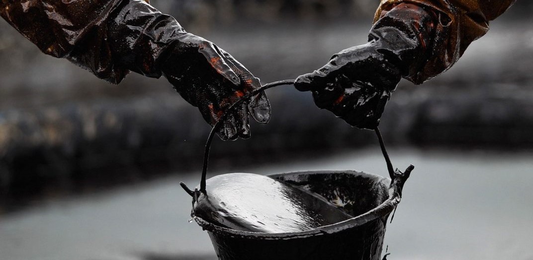 Страны ОПЕК+ урежут суточную добычу нефти на 2 млн баррелей