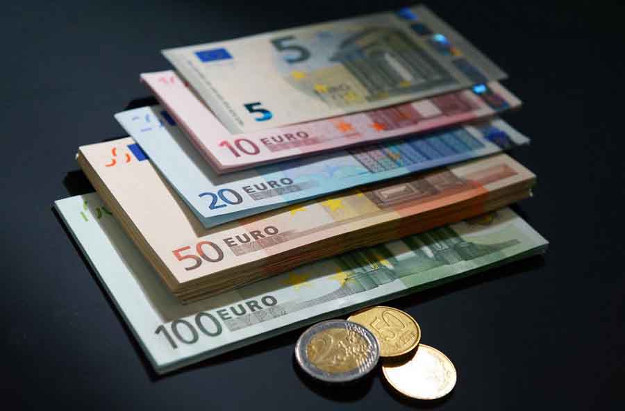 Курс евро на Московской бирже превысил 100 рублей впервые с февраля