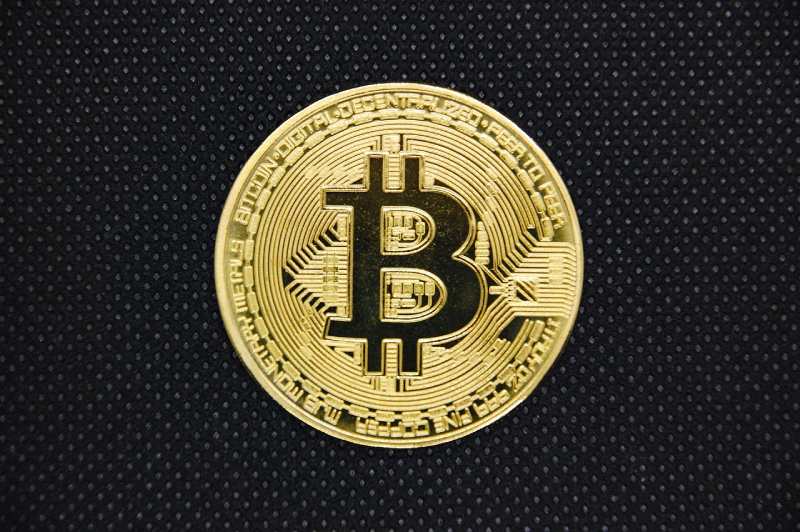 Курс биткоина продолжает восстанавливаться после падения до $111 000
