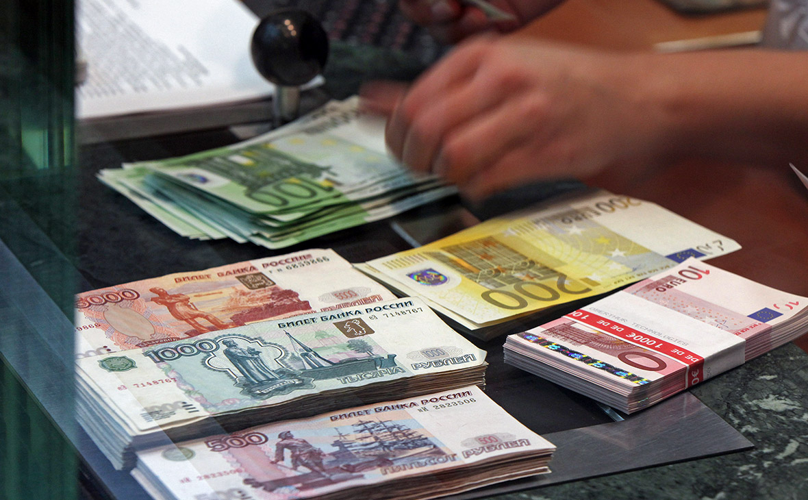 Старт периода уплаты налогов вызвал рост рубля
