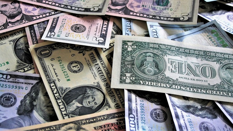 Экономика США падает, а доллар растет