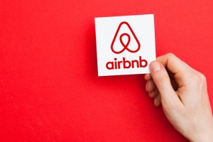 Airbnb увольняет подрядчиков и отменяет летнюю интернатуру