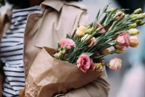 Мошенники на 8 Марта выманивают код для доставки цветов