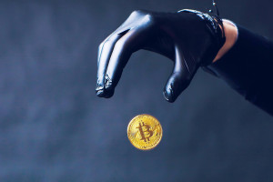 Якутская бабушка потеряла на криптоторговле 1,7 миллиона рублей