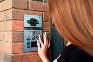 Мошенники придумали выманивать код от «Госуслуг» под предлогом замены домофона